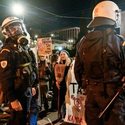 Activistas por los derechos de las mujeres son rodeadas por la policía frente al Parlamento griego, en el centro de Atenas, durante una concentración para conmemorar el Día Internacional de la Eliminación de la Violencia contra la Mujer. | Foto:LOUISA GOULIAMAKI / AFP