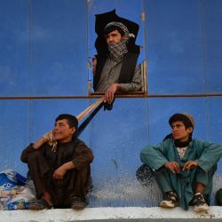 Afganos observan a jinetes compitiendo durante el "Buzkashi", un deporte tradicional de Asia Central, en Mazar-i-Sharif. | Foto:AFP