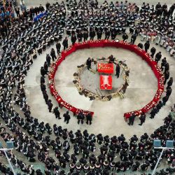 Esta foto aérea muestra a personas de la minoría étnica Dong celebrando el festival Dongnian en el condado de Rongjiang, en la provincia suroccidental china de Guizhou. | Foto:AFP