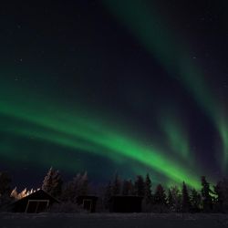 Las auroras boreales iluminan el cielo de Jukkasjarvi, cerca de Kiruna, en la Laponia sueca. | Foto:JONATHAN NACKSTRAND / AFP