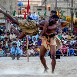 Luchadores compiten durante una lucha tradicional Sindhi Malakhra durante un torneo local en Karachi, Pakistán. | Foto:ASIF HASSAN / AFP