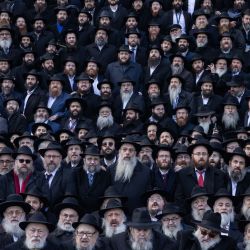 Rabinos jasídicos se reúnen para la foto de grupo anual de la Conferencia Internacional de Emisarios de Jabad Lubavitch, frente a la sede mundial de Jabad Lubavitch en el barrio de Brooklyn de la ciudad de Nueva York. | Foto:YUKI IWAMURA / AFP