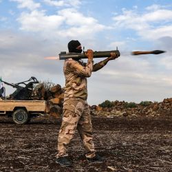 Un combatiente sirio dispara una granada propulsada por cohete (RPG) durante los ejercicios militares de la "División Suleiman Shah", respaldada por Turquía, en la región de Afrin, controlada por la oposición, en el norte de Siria. | Foto:BAKR ALKASEM / AFP