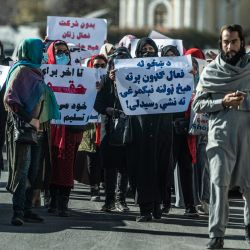 Unas mujeres afganas sostienen pancartas durante una protesta en la que reclaman el reconocimiento de sus derechos, cerca de la mezquita Shah-e-Do Shamshira en Kabul. | Foto:AFP