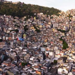 Vista aérea de la favela Rocinha, Río de Janeiro, Brasil. | Foto:CARLOS FABAL / AFP