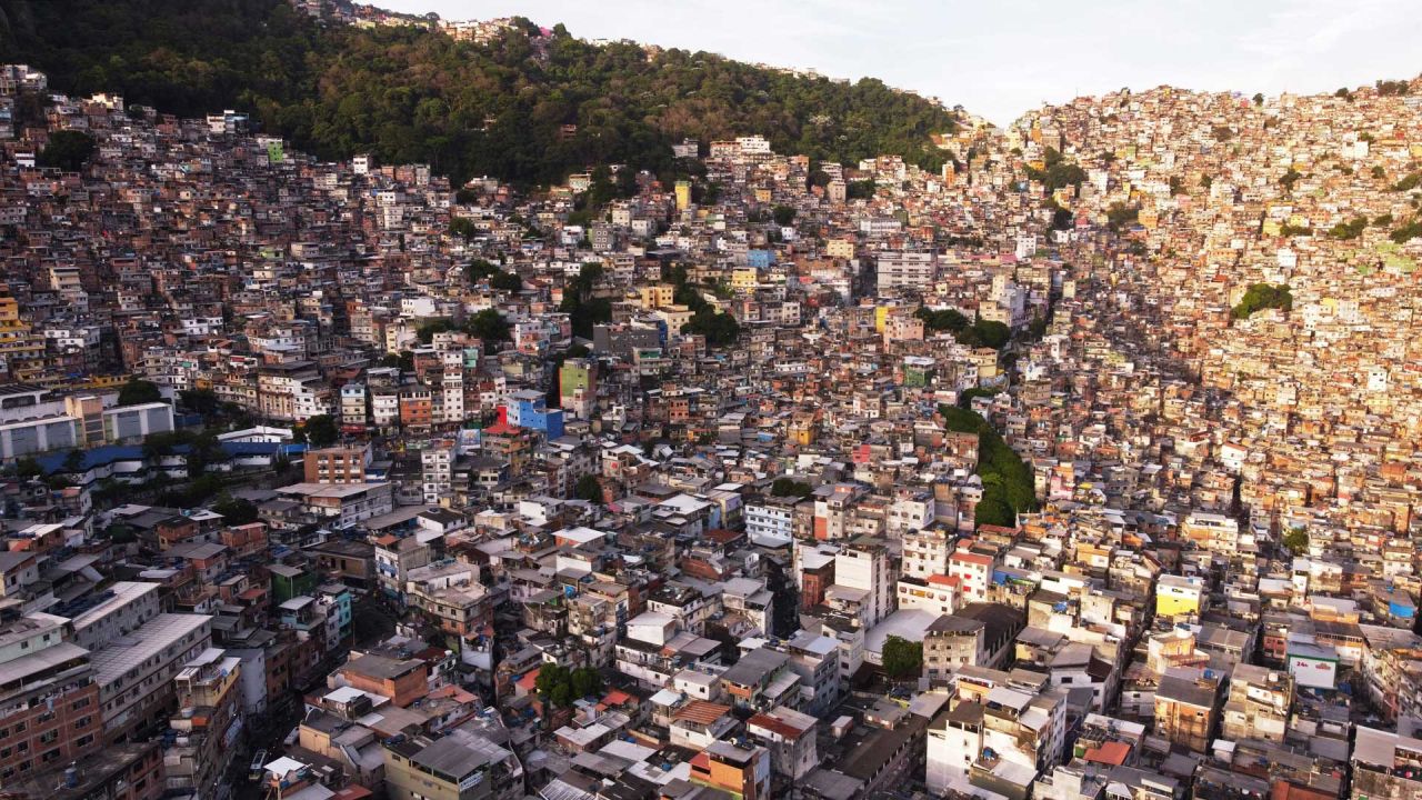 Vista aérea de la favela Rocinha, Río de Janeiro, Brasil. | Foto:CARLOS FABAL / AFP