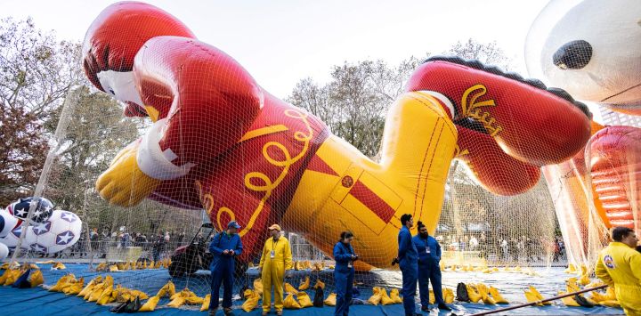 El globo de Ronald McDonald se infla antes del Desfile de Acción de Gracias de Macy's en la ciudad de Nueva York.
