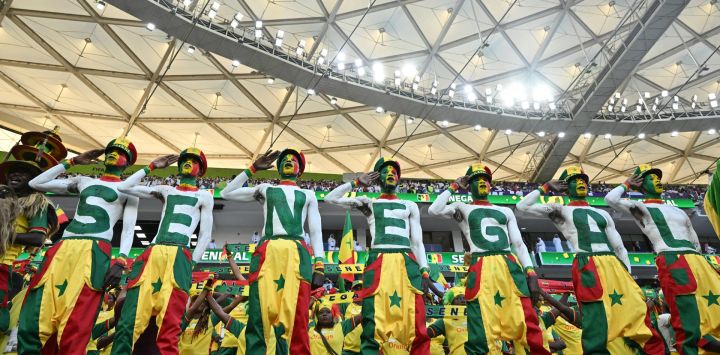 Los aficionados de Senegal esperan el inicio del partido de fútbol del Grupo A de la Copa Mundial de Qatar 2022 entre Qatar y Senegal en el estadio Al-Thumama en Doha.