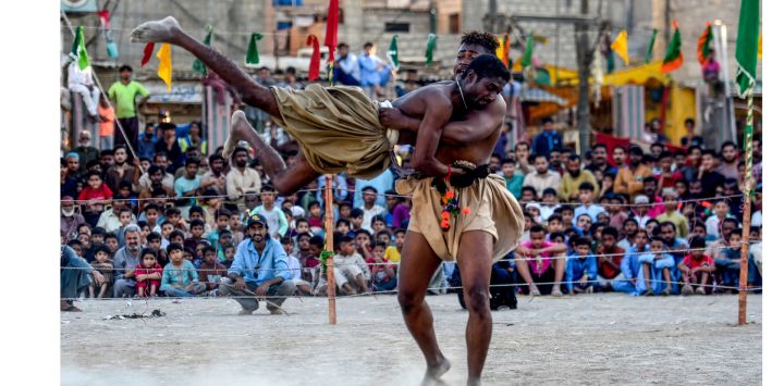 Luchadores compiten durante una lucha tradicional Sindhi Malakhra durante un torneo local en Karachi, Pakistán.