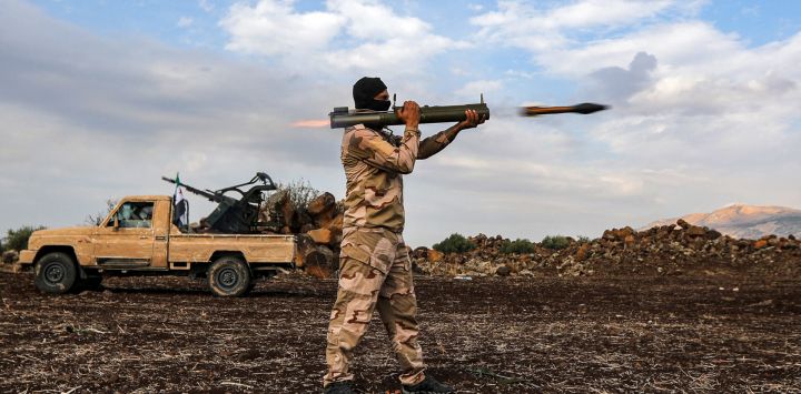 Un combatiente sirio dispara una granada propulsada por cohete (RPG) durante los ejercicios militares de la "División Suleiman Shah", respaldada por Turquía, en la región de Afrin, controlada por la oposición, en el norte de Siria.