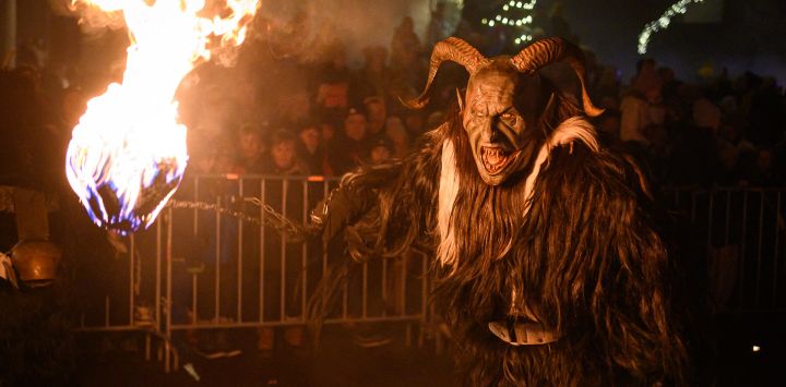 Un participante disfrazado de "Krampus", una figura mitad cabra y mitad demonio que castiga a las personas que se han portado mal durante la época navideña, participa en el desfile "The Krampus Run of Three Lands" en la pequeña ciudad de Podkoren, Eslovenia.