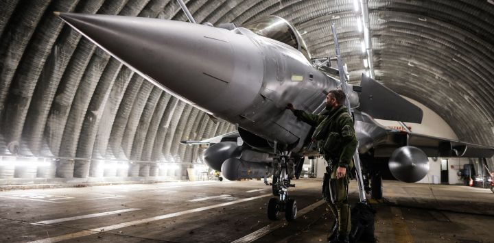 Un piloto de un caza Rafale comprueba y prepara su avión antes de partir para una misión de cuatro meses para proteger el espacio aéreo de los Estados bálticos, ya que Francia está desplegando cuatro cazas Rafale en Lituania bajo el mandato de la OTAN, desde la BA 118 en Mont-de-Marsan, suroeste de Francia.