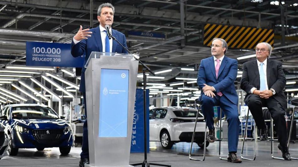 Sergio Massa en la planta de Peugeot Palomar