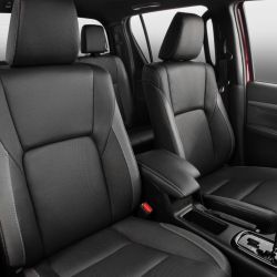 Los tapizados son de cuero natural y ecológico, de diseño exclusivo bitono (negro y gris), mientras que las butacas delanteras están equipadas con un sistema de ventilación que incluye climatizador automático. 