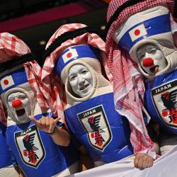 Aficionados de Japón animan antes del comienzo del partido de fútbol del Grupo E de la Copa del Mundo Qatar 2022 entre Japón y Costa Rica en el estadio Ahmad Bin Ali en Al-Rayyan, al oeste de Doha. | Foto:Philip Fong / AFP
