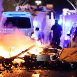 La violencia estalló en Bruselas tras la victoria de Marruecos sobre Bélgica en el Mundial, con "decenas de personas" atacando el mobiliario urbano y a la policía. | Foto:KENZO TRIBOUILLARD / AFP