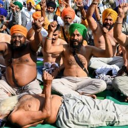 Los agricultores participan en una manifestación contra el gobierno central y estatal para exigir, exenciones de préstamos, pensiones, seguros de cosechas, y garantía legal para el Precio Mínimo de Apoyo (MSP) y otros beneficios en Amritsar, India. | Foto:Narinder Nanu / AFP