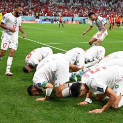 Los jugadores de Marruecos celebran después de que el centrocampista marroquí Abdelhamid Sabiri marcara el primer gol de su equipo durante el partido de fútbol del Grupo F de la Copa del Mundo de Catar 2022 entre Bélgica y Marruecos en el estadio Al-Thumama en Doha. | Foto:MANAN VATSYAYANA / AFP