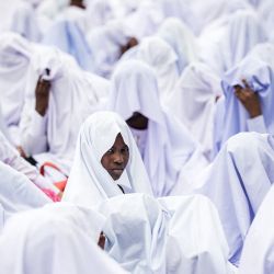 Miles de miembros de la Iglesia Bautista de Nazaret, conocida popularmente como la Iglesia Shembe, asisten a la ceremonia anual de oración y reconciliación dirigida por uno de los mayores líderes eclesiásticos africanos, el profeta Mduduzi "uNyazilwezulu" Shembe, en el Palacio Real Zulú de Enyokeni, a unos 400 kilómetros al norte de Durban, Sudáfrica. | Foto:RAJESH JANTILAL / AFP