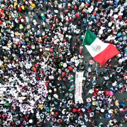 Vista aérea de la marcha encabezada por el presidente mexicano Andrés Manuel López Obrador en la avenida Reforma para conmemorar su cuarto año de gobierno en Ciudad de México. | Foto:RODRIGO OROPEZA / AFP