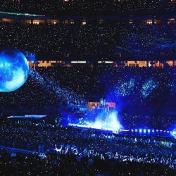Una gran luna en el escenario, parte de la propuesta del inmersivo After Hours Til Dawn tour de The Weeknd.