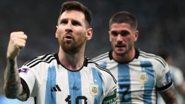 Lionel Messi al frente de la selección nacional alienta la esperanza de los que lo ven a la distancia.