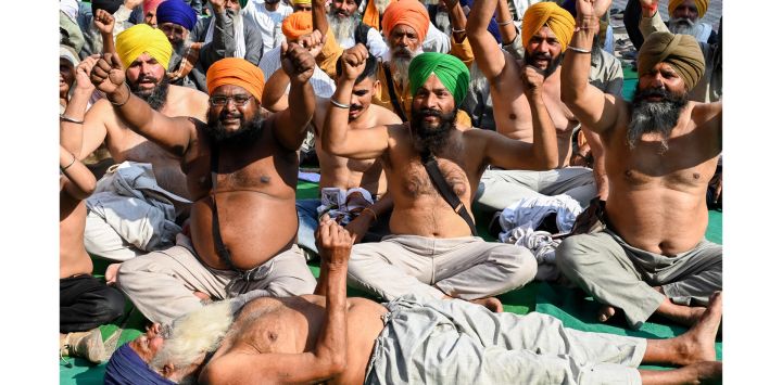 Los agricultores participan en una manifestación contra el gobierno central y estatal para exigir, exenciones de préstamos, pensiones, seguros de cosechas, y garantía legal para el Precio Mínimo de Apoyo (MSP) y otros beneficios en Amritsar, India.