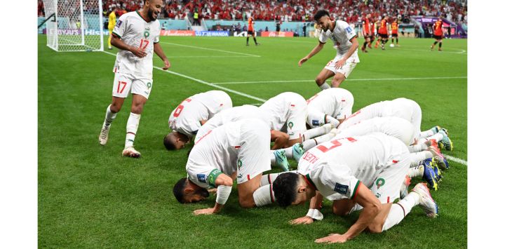 Los jugadores de Marruecos celebran después de que el centrocampista marroquí Abdelhamid Sabiri marcara el primer gol de su equipo durante el partido de fútbol del Grupo F de la Copa del Mundo de Catar 2022 entre Bélgica y Marruecos en el estadio Al-Thumama en Doha.