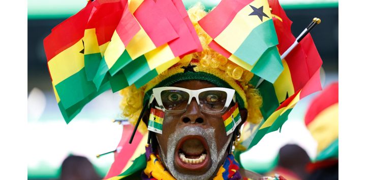 Un aficionado de Ghana asiste al partido de fútbol del Grupo H de la Copa del Mundo de Qatar 2022 entre Corea del Sur y Ghana en el Estadio de la Ciudad de la Educación en Al-Rayyan, al oeste de Doha.