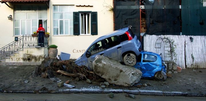 Un rescatista revisa una casa dañada en Casamicciola, tras las fuertes lluvias que provocaron un desprendimiento de tierra en la isla de Ischia, al sur de Italia.