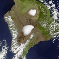 Vista satelital de la erupción del volcán Mauna Loa.