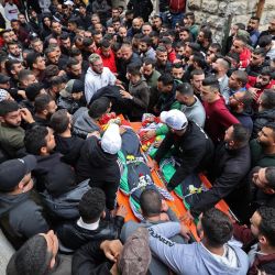 Los dolientes se reúnen alrededor de los cuerpos de los palestinos muertos durante los enfrentamientos con las fuerzas del ejército israelí, fuera de una morgue en la ciudad de Ramallah en la Cisjordania ocupada. | Foto:JAAFAR ASHTIYEH / AFP