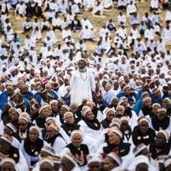 Miles de miembros de la Iglesia Bautista de Nazaret, conocida popularmente como la Iglesia Shembe, asisten a la ceremonia anual de oración y reconciliación dirigida por uno de los mayores líderes eclesiásticos africanos, el profeta Mduduzi "uNyazilwezulu" Shembe, en el Palacio Real Zulú de Enyokeni, a unos 400 kilómetros al norte de Durban. | Foto:RAJESH JANTILAL / AFP