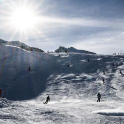 Personas esquiando en la estación francesa de Val Thorens el día de su inauguración. | Foto:JEFF PACHOUD / AFP