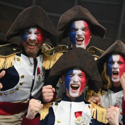 Seguidores de Francia con disfraces de Napoleón y la cara pintada animan antes del comienzo del partido de fútbol del Grupo D de la Copa del Mundo Qatar 2022 entre Francia y Dinamarca en el Estadio 974 en Doha. | Foto:FRANCK FIFE / AFP