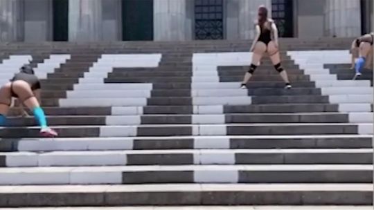 Protesta: militantes kirchneristas bailaron en bikini en la escalinata de la Facultad de Derecho