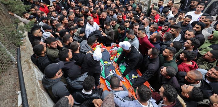 Los dolientes se reúnen alrededor de los cuerpos de los palestinos muertos durante los enfrentamientos con las fuerzas del ejército israelí, fuera de una morgue en la ciudad de Ramallah en la Cisjordania ocupada.