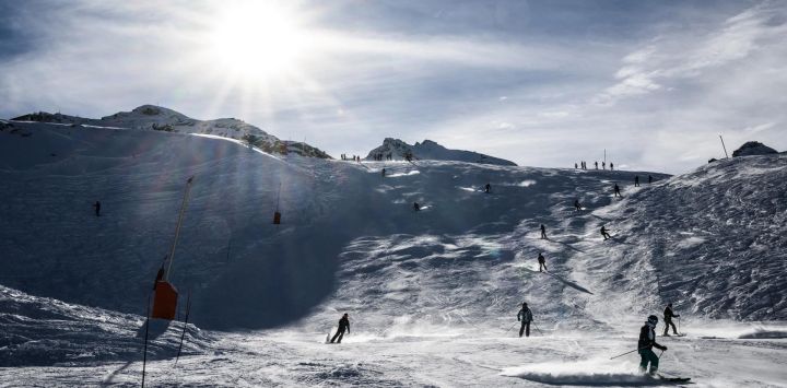Personas esquiando en la estación francesa de Val Thorens el día de su inauguración.