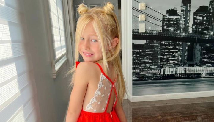 Matilda Salazar ya vive la Navidad y lo hace con este vestido rojo lava