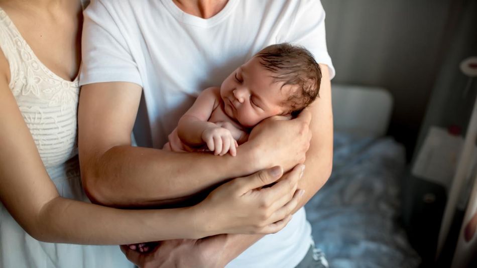 Bebé recién nacido con sus padres 20221129