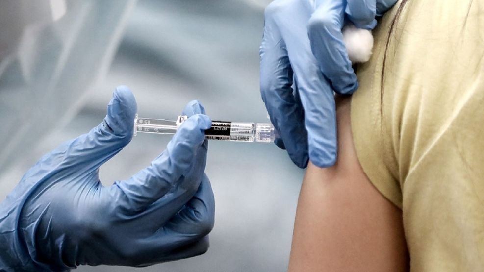 El infectólogo Hugo Pizzi aseguró que "es el momento de que la gente sea un poco más criteriosa" con la vacunación