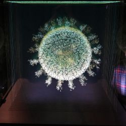 El personal del museo posa con una escultura titulada "La esfera que cambió el mundo", de Angela Palmer, durante el photocall de la exposición "Injecting Hope: The race for a COVID-19 vaccine", en el Museo de la Ciencia de Londres. | Foto:JUSTIN TALLIS / AFP