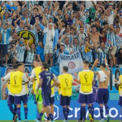Los jugadores de Argentina celebran con sus hinchas después de haber ganado el partido de fútbol del Grupo C de la Copa del Mundo Qatar 2022 entre Polonia y Argentina en el Estadio 974 de Doha. | Foto:ODD ANDERSEN / AFP