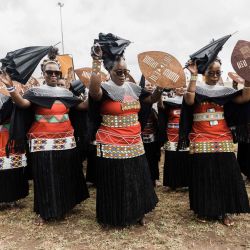 Mujeres de la Iglesia Bautista de Nazaret, conocida como la Iglesia Shembe, vestidas con trajes tradicionales, bailan en el segundo día de la ceremonia anual de oración y reconciliación en el Palacio Real Zulú Enyokeni en Nongoma, a unos 400 kilómetros al norte de Durban, Sudáfrica. | Foto:RAJESH JANTILAL / AFP