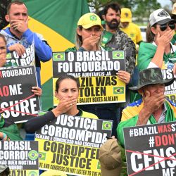 Partidarios del presidente brasileño Jair Bolsonaro participan en una manifestación contra la elección de Luiz Inacio Lula da Silva como nuevo presidente frente al Congreso Nacional en Brasilia. | Foto:EVARISTO SA / AFP
