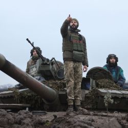 Tanquistas ucranianos se sitúan encima de su tanque en un campo cerca de una posición de primera línea no revelada en el este de Ucrania, en medio de la invasión rusa de Ucrania. | Foto:Yevhen Titov / AFP