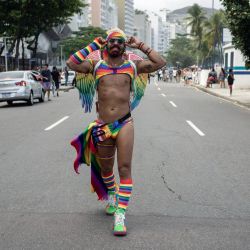Una persona con un atuendo con la bandera del arco iris participa en el Desfile del Orgullo en la playa de Copacabana en Río de Janeiro, Brasil. - Después de dos años sin el evento a causa de la pandemia, la edición de este año tiene como lema "Coraje para ser feliz". | Foto:TERCIO TEIXEIRA / AFP