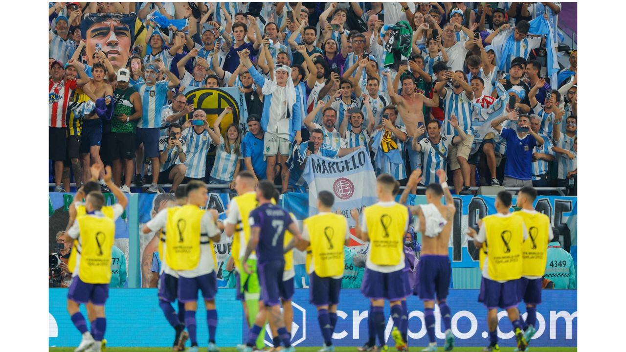 Los jugadores de Argentina celebran con sus hinchas después de haber ganado el partido de fútbol del Grupo C de la Copa del Mundo Qatar 2022 entre Polonia y Argentina en el Estadio 974 de Doha. | Foto:ODD ANDERSEN / AFP