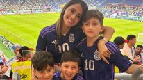 Antonela Messi junto  a sus hijos ante el triunfo de Argentina