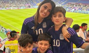 Antonela Messi junto  a sus hijos ante el triunfo de Argentina